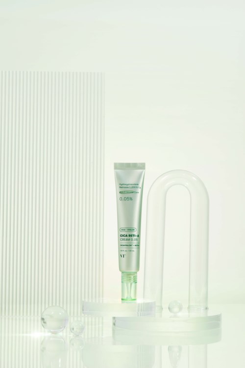 Een huidverzorgingsproduct in een tube, met glazen objecten en een textuurrijke achtergrond. Minimalistisch en schoon ontwerp.