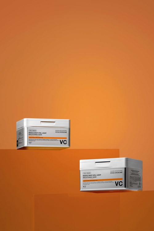 Twee vaccinsdozen op oranje treden tegen oranje achtergrond.