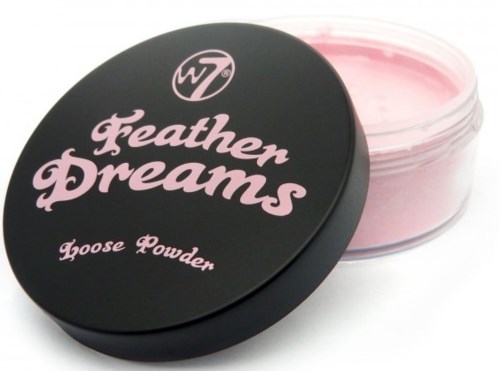 Ett rosa löst puder i en liten rund genomskinlig behållare med ett svart lock som visar märket Feather Dreams.