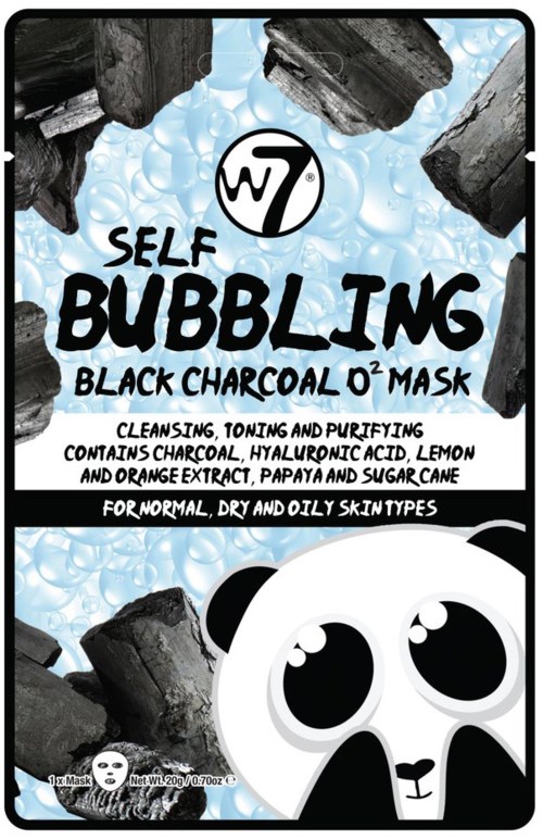 Een gezichtsmaskerverpakking met een panda-illustratie, stukjes zwarte houtskool en bellen. Vermeldt reinigende en zuiverende ingrediënten.