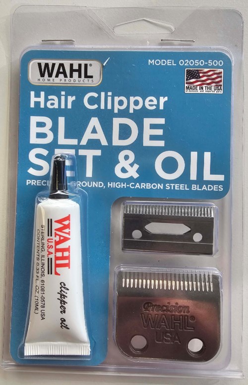 Ett hårklippningsset med olja och två blad, paket i plast med blå etikett och WAHL-logga.