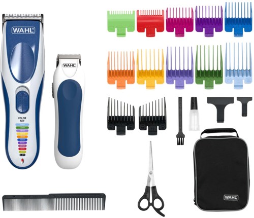 Een set haarverzorgingsgereedschap en accessoires zoals tondeuses, kammen, schaar, sprayfles en opbergtas.