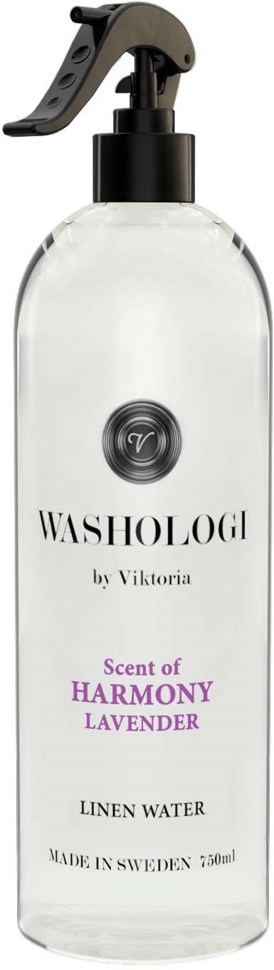 En transparent sprayflaska med etiketten 'Washologi by Viktoria' med lavendeldoft, innehållande 250 ml linnetvättvat tillverkat i Sverige.