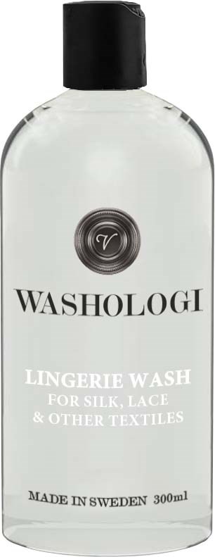 En klar flaska med svart lock märkt 'Washologi Lingerie Wash för silke, spets och textilier, tillverkad i Sverige, 300 ml.