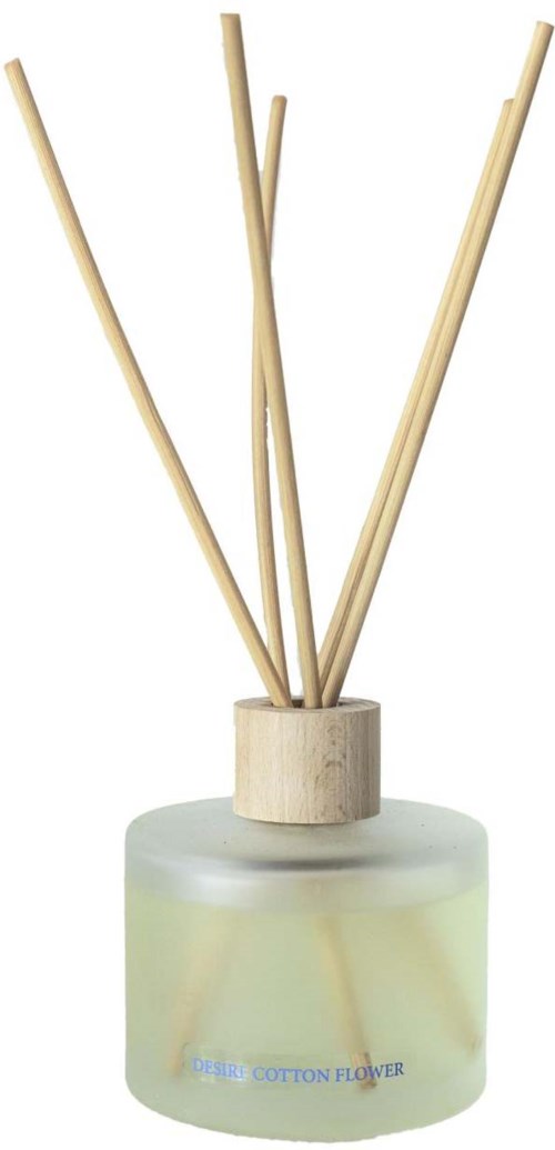 En diffuser med tre trästavar inuti. Diffusern har en frostad glasflaska längst ner. Enkel och naturlig design.