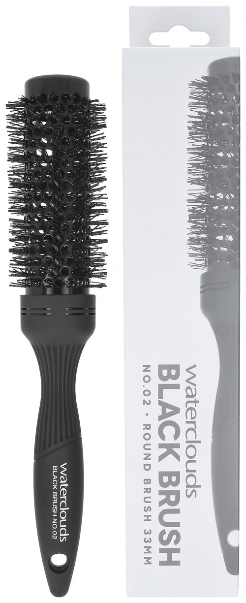 Eine runde Haarbürste mit schwarzen Borsten und schwarzem Griff, neben ihrer Verpackung.