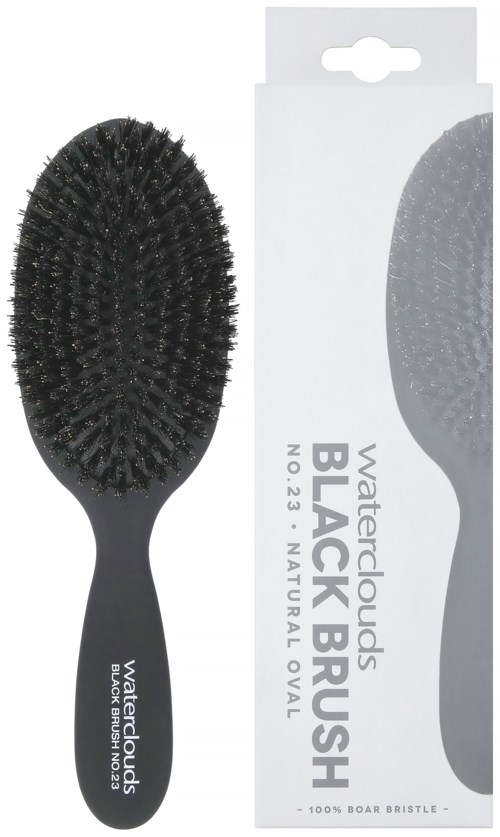 Een zwarte haarborstel met borstelharen staat naast de verpakking. De borstel is ovaal en gemerkt Waterclouds Black Brush No. 23.