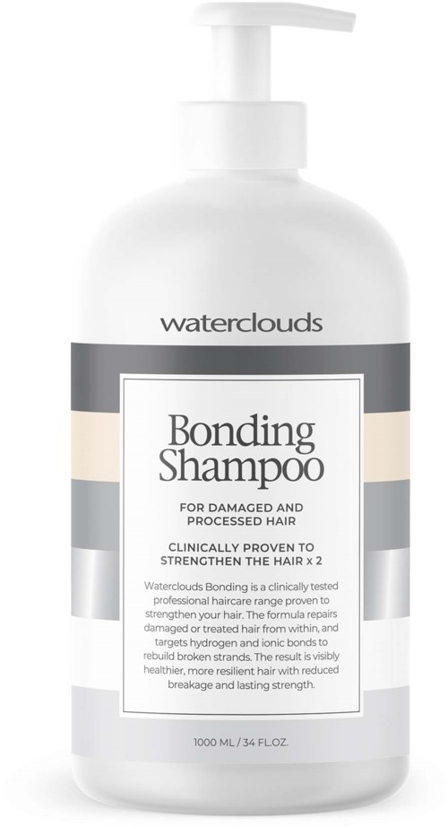 Een witte fles met pomp, gelabeld Waterclouds Bonding Shampoo voor beschadigd haar, 1000 ml.
