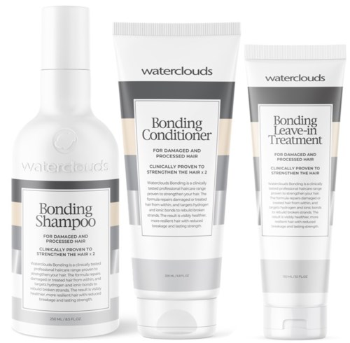 Drie haarverzorgingsproducten: shampoo, bonding conditioner en leave-in treatment, allemaal in witte flessen met zwarte en grijze labels.