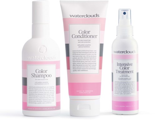 Drie haarverzorgingsproducten: shampoo, kleurconditioner en kleurtreatment in flesjes met roze en witte etiketten.