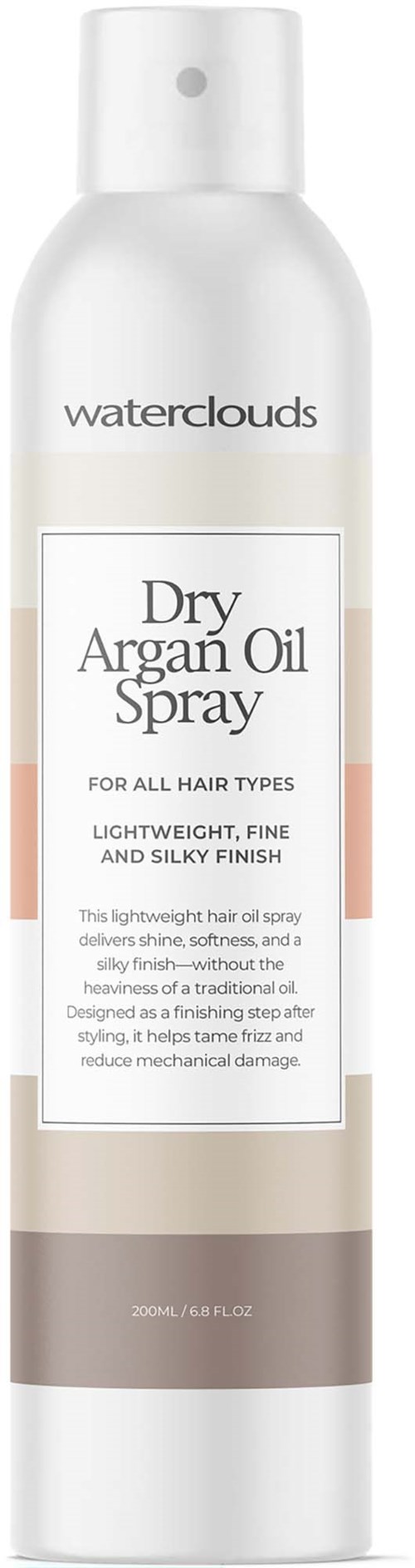 Een lange witte sprayfles met label 'Waterclouds Dry Argan Oil Spray' voor haar, ontworpen voor een lichte, glanzende afwerking.