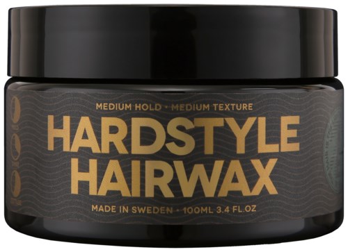 Een zwarte pot met Hardstyle Hairwax met gouden letters, gemarkeerd als medium houd en textuur, gemaakt in Zweden.