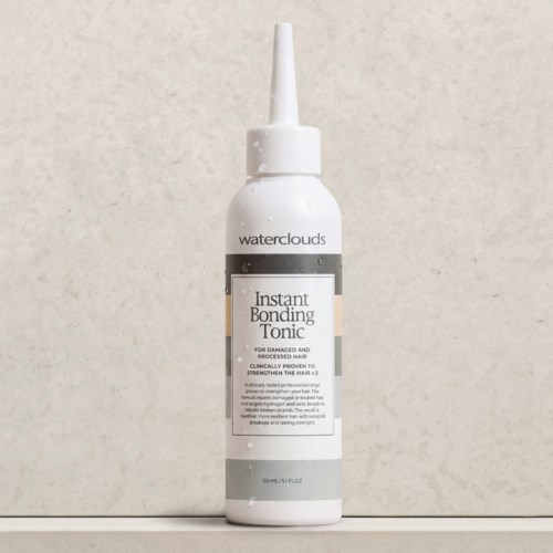 En vit flaska med Waterclouds Instant Bonding Tonic med dropphylsa mot en neutral bakgrund.