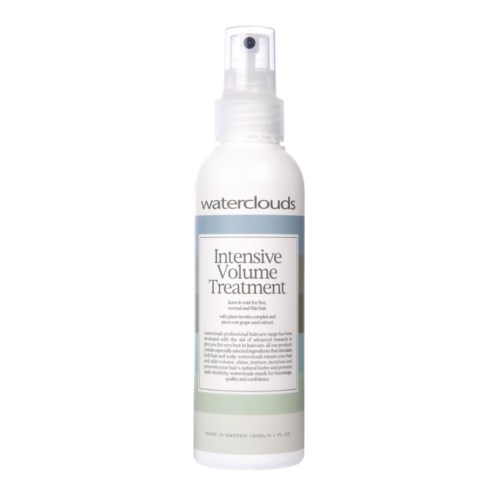 Een witte fles met spuitkop gemarkeerd 'waterclouds Intensive Volume Treatment' voor haarverzorging.