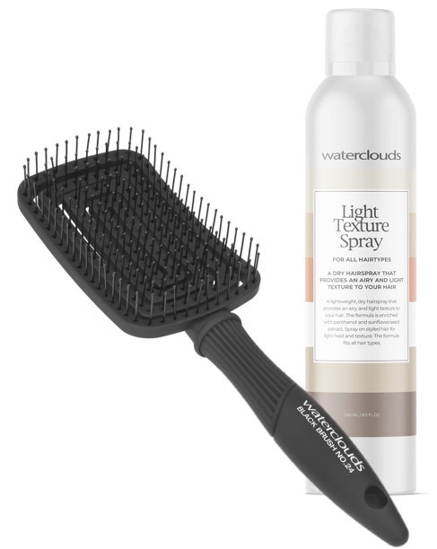 Eine Haarbürste mit schwarzen Borsten und eine Flasche mit Leichter TexturSpray für Haare. Beides für das Frisieren.
