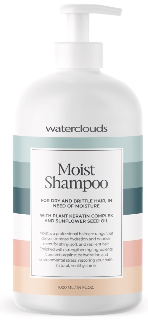 Een witte fles met pomp met label Moist Shampoo voor droog haar, met blauwe, roze en witte ontwerp-elementen.