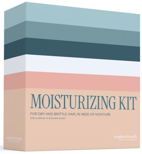 Ett pastellfärgat paket med texten Moisturizing Kit och olika färgade ränder upptill, innehållande produkter för torrt hår.