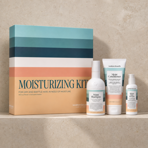 En uppsättning hår- och hudfuktande produkter med en färgglad box märkt Moisturizing Kit. Inkluderar schampo, balsam och serum.