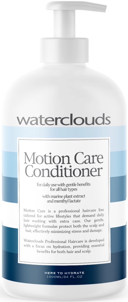 Witte fles met pomp, gelabeld 'Waterclouds Motion Care Conditioner,' blauwe accenten, beweert haar te hydrateren en te versterken.
