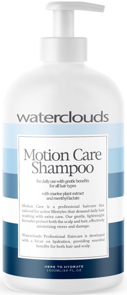 Een witte shampoo fles met blauwe etiketten, pomp en tekst over waterclouds Motion Care Shampoo voor haargeluk.