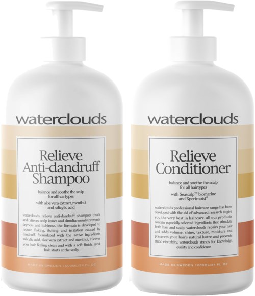 Twee witte flessen haarverzorgingsproducten, een voor shampoo en een voor conditioner, met beige en roze labels.
