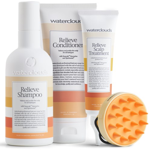 Een set haarverzorgingsproducten, inclusief shampoo, conditioner, hoofdhuidbehandeling en een hoofdhuidmassager. Alle gemerkt door Waterclouds.