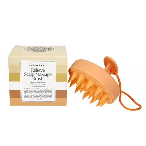 Eine orangefarbene Kopfhautmassagebürste mit Schnur, neben der Verpackung mit der Aufschrift 'Relieve Scalp Massage Brush' von Waterclouds.