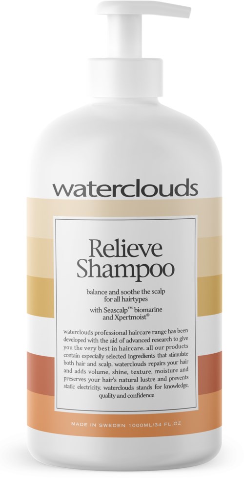 Een witte fles met pomp bevat Waterclouds Relieve Shampoo voor hoofdhuidproblemen, gemaakt in Zweden.