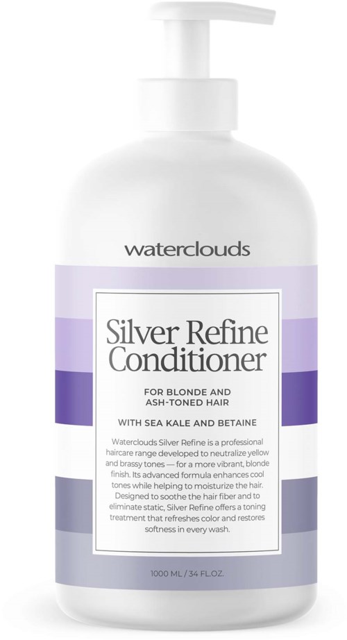 Een witte fles met pomp gemarkeerd Waterclouds Silver Refine Conditioner voor blond en aschgetint haar, met paarse en zilveren accenten.