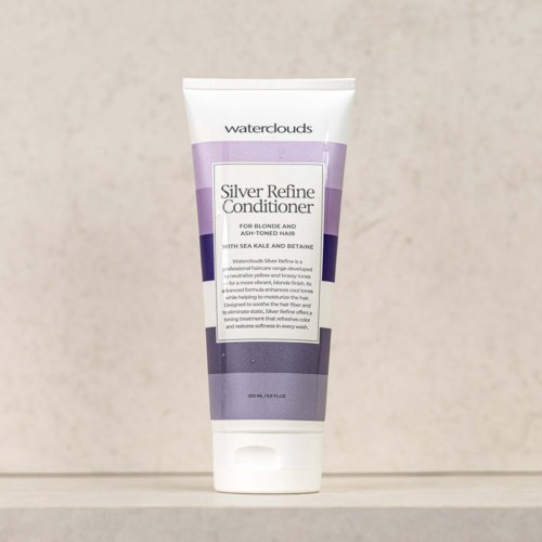 Een tube Waterclouds Silver Refine Conditioner voor blond en as getint haar met zeekraal en betaine.