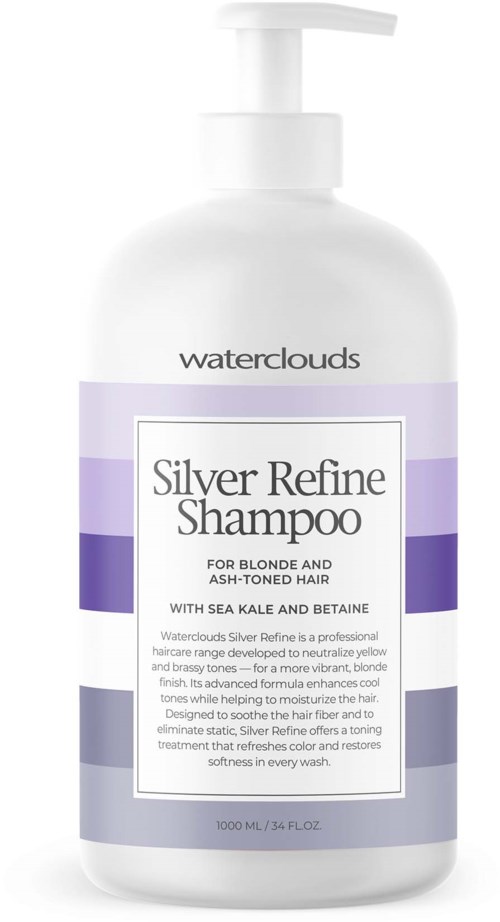 Eine weiße Flasche mit Pumpe, beschriftet 'Silver Refine Shampoo' für blondes Haar, mit lila Akzenten und Marke 'waterclouds.'