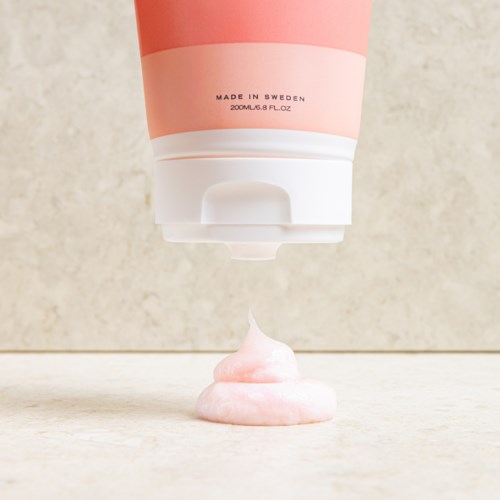 Een roze crème komt uit een tube met de tekst 'Made in Sweden'.