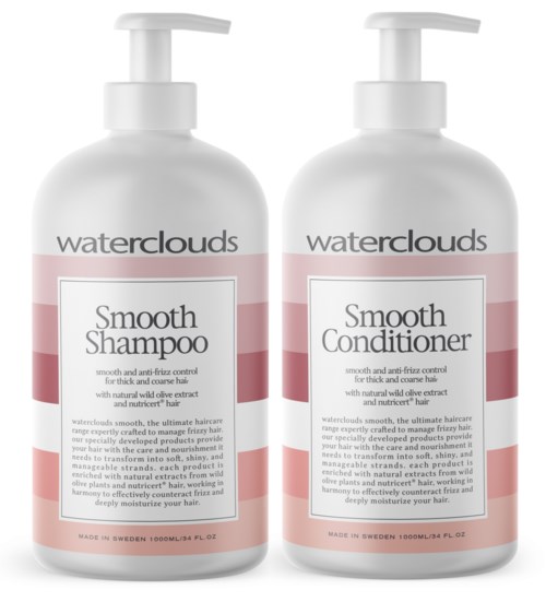 Twee witte flessen met roze labels, één voor shampoo en één voor conditioner, beiden met pomp en zwarte tekst.