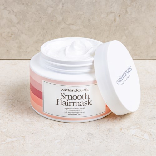 Een wit potje met roze strepen, open om zachte haarmasker te tonen, gelabeld 'Waterclouds Smooth Hairmask'.