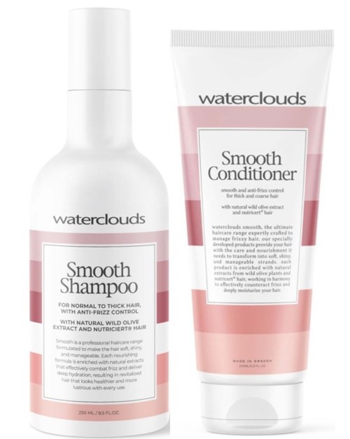 Twee haarverzorgingsproducten, een shampoo en conditioner, in witte flessen met roze etiketten van Waterclouds.