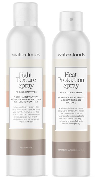 Twee witte sprayflessen met 'Waterclouds'-label, één voor haarrstructure, één voor hittebescherming, eenvoudig ontwerp en tekst.