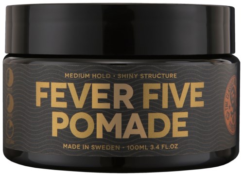 Ein schwarzer Behälter mit goldener und oranger Textgestaltung, beschriftet 'Fever Five Pomade' für Haardesign.