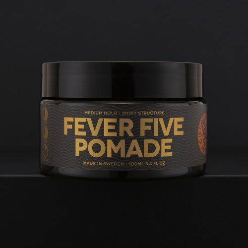 Schwarzer Behälter mit goldener und brauner Beschriftung, für Haarstyling, namens Fever Five Pomade, hergestellt in Schweden.