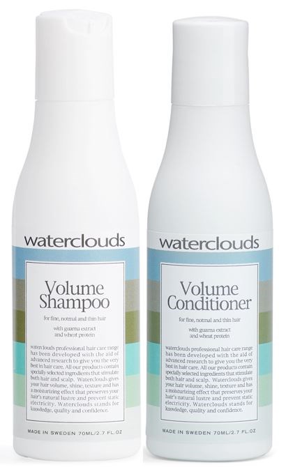To hvite flasker merket Volume Shampoo og Volume Conditioner fra Waterclouds. De har blå og grønne striper.