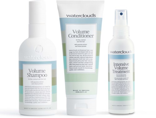 Drie haarproducten: shampoo, conditioner en volumebehandeling, allemaal met Waterclouds-label, wit met blauwe en groene accenten.