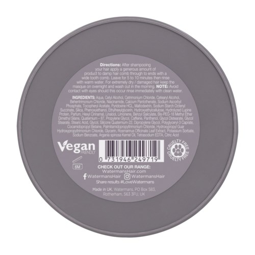 Een ronde label met instructies, ingrediënten, vegan en cruelty-free logo's, barcode, website en adresgegevens.