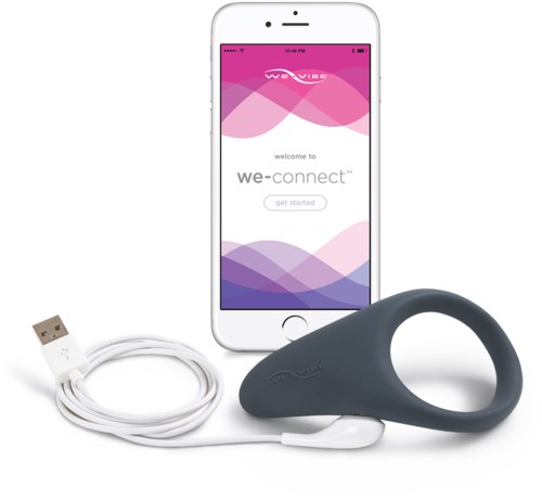 Ein Smartphone mit pinkem und lila App-Bildschirm, ein USB-Ladegerät und ein geschwungene schwarzes Gerät.