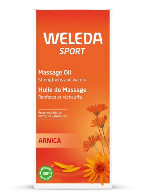 Een heldoranje fles met bloemen en een banaanafbeelding, gelabeld Weleda Sport Massage Oil, voor warmte en verlichting.