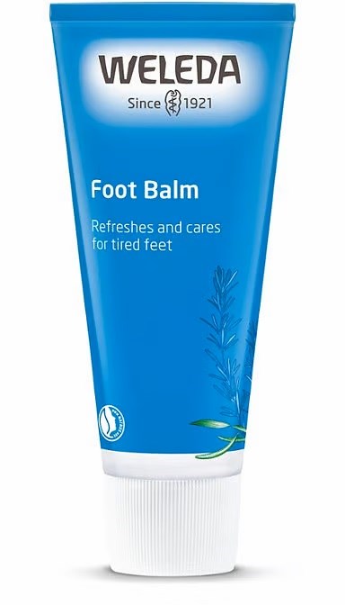 En blå tub med Weleda fotbalsam som fräschar upp och vårdar trötta fötter.
