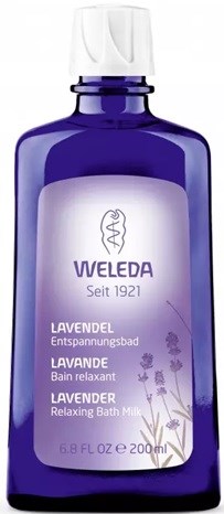 Eine blaue Flasche von Weleda Lavendel entspannendes Badmilch, mit weißen Verschluss und Lavendelillustrationen.