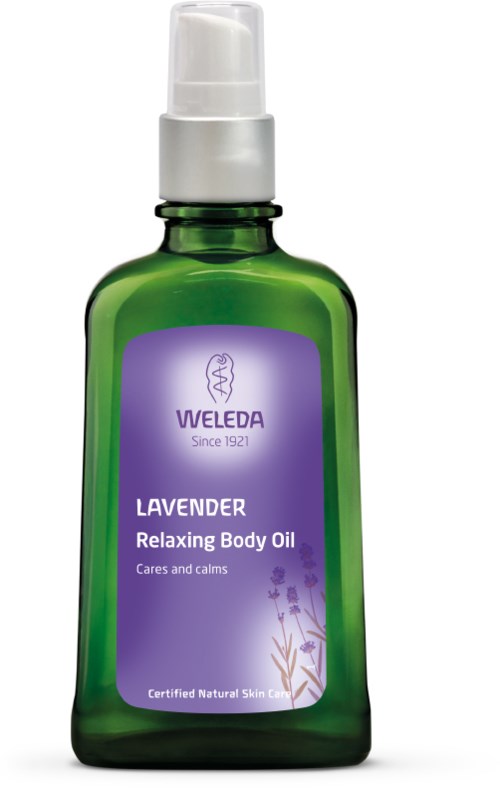 Grüne Flasche mit weißem Pumpen, Beschriftung Lavendel Entspannende Körperöl, von Weleda, Cares and Calms.