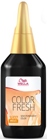 En svart flaska med guldhätta och vit etikett. Etiketten visar märket Wella och nämner Color Fresh.