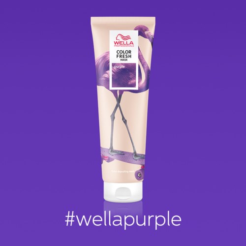 En tube med Wella Color Fresh lilla hårmaske på en lilla bakgrunn med hashtaggen #wellapurple.