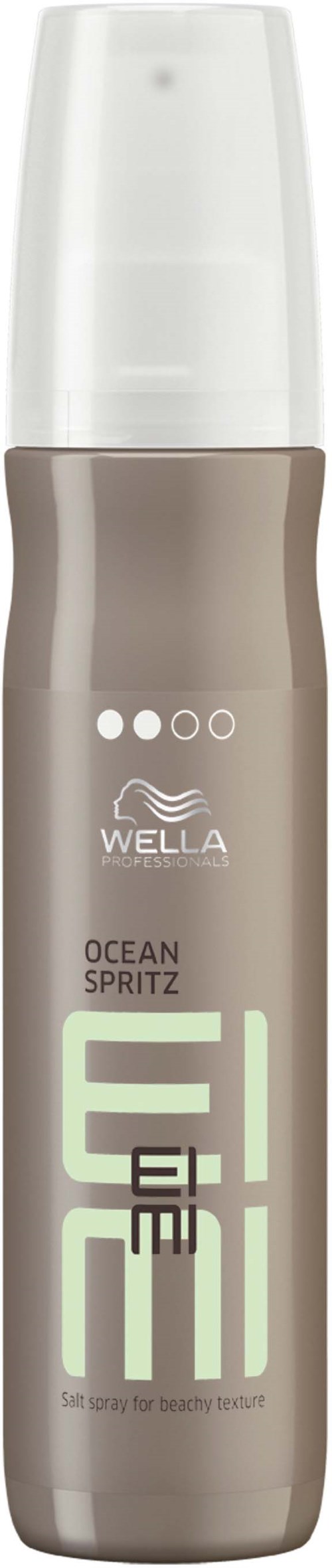 Een Wella Ocean Spritz spuitfles met lichtbruin lichaam, witte dop en groene tekst.