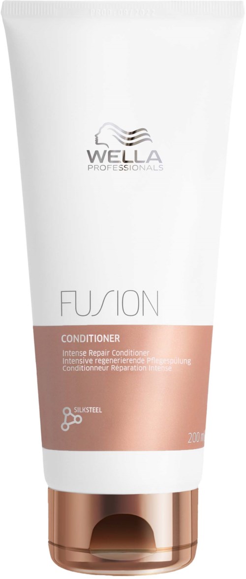 Wella Fusion conditionerfles is wit met een bruin lint en gouden dop, gelabeld met product- en merkinformatie.
